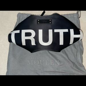 Alexander McQueen Women's Black 'de Manta' Truth Clutch